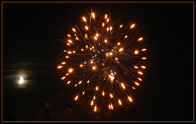 Feuerwerk strahlt mit dem zunehmenden Mond