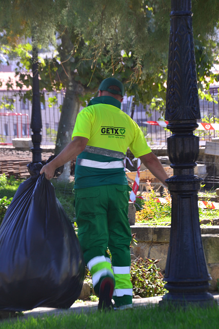 Servicio de limpieza vaciando papeleras del parque