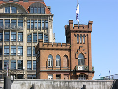 Altes Kontorhaus und Barkassen-Max Jens