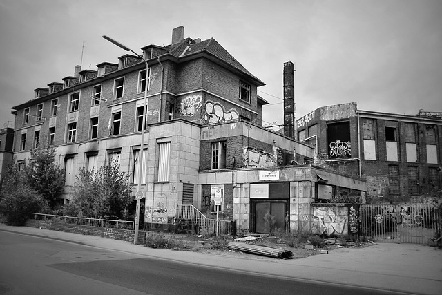 Am Haupteingang der ehem. Papierfabrik Hermes (Düsseldorf-Hafen) / 29.09.2016