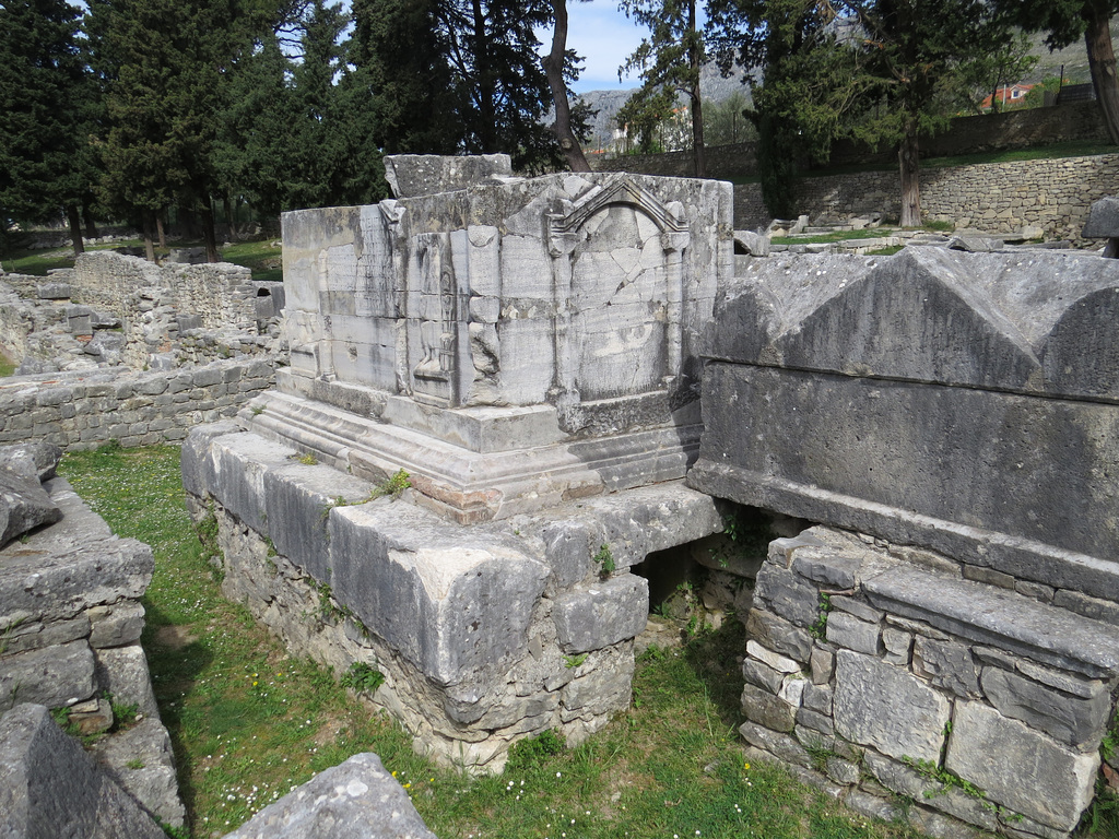 Manastirine : caveaux perchés.