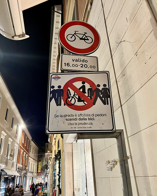 Pesaro 2024 – When the street is crowded with pedestrians, get off your bike, use caution