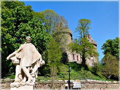 Combourg (35) : La statue de Chateaubriand devant le château avec PIP