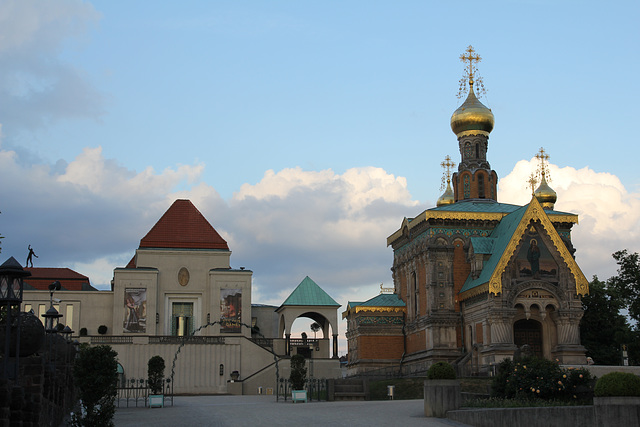 Ausstellungsgebäude und russische Kapelle