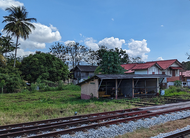 Voie ferrée dans un village thaïlandais