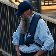 Wachmann auf einem Anleger der Fährlinie 62 - Hamburg Wachmann auf einem Anleger der Fährlinie 62 - Hamburg