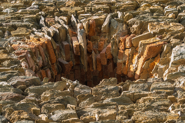 Nicht ganz geheuer das alte Burg-Gemäuer