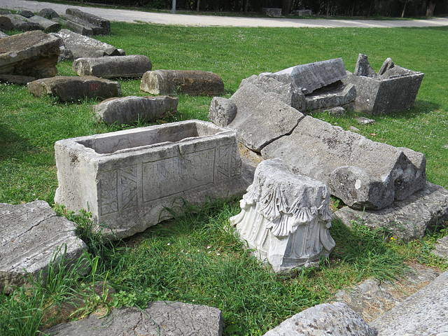 Manastirine : sarcophages.