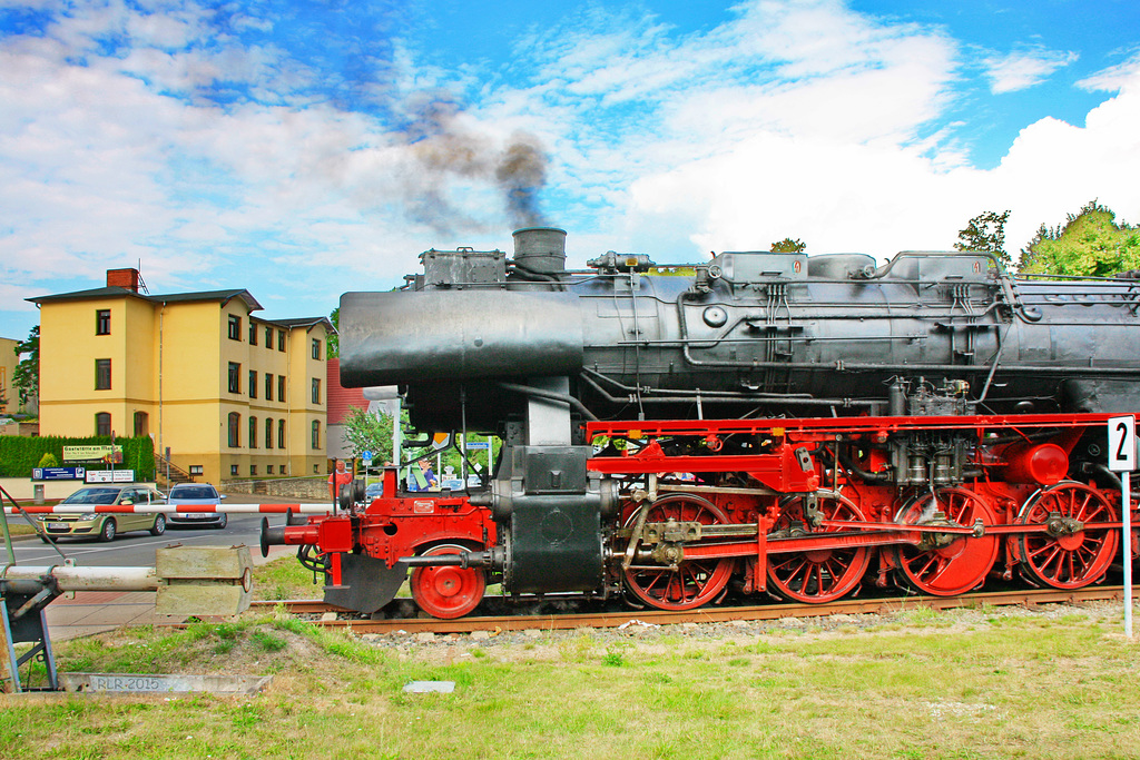 Lok 52 8131 am Bahnübergang B 104 in Sternberg