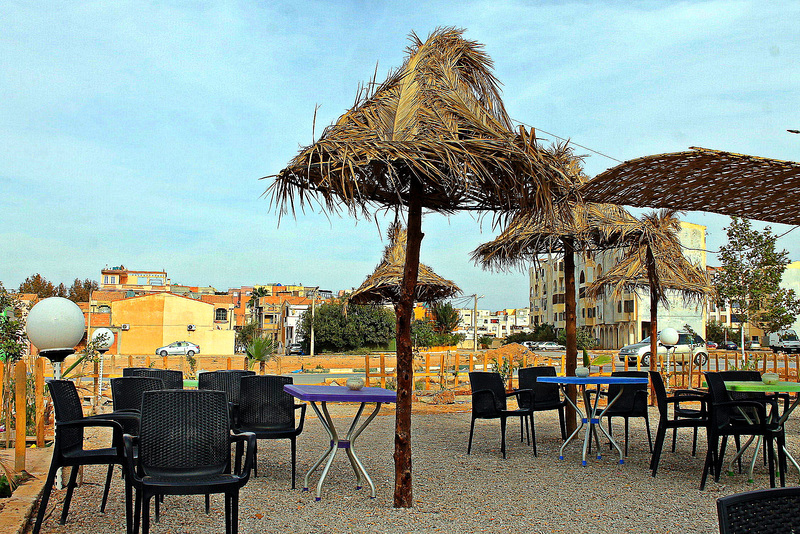 café et terrasse.