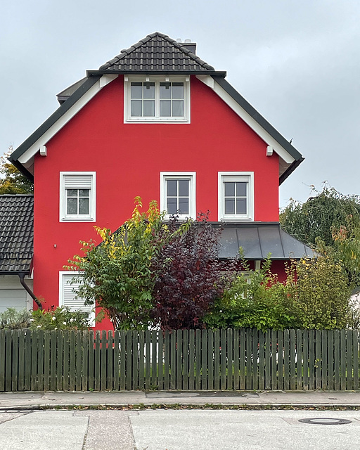 Rotes Haus hinter Lattenzaun