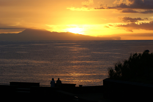 Teneriffa 2007; Sunrise over Teneriffa, seen from La Palma. Some minutes later, exactly right next to this....  ©UdoSm