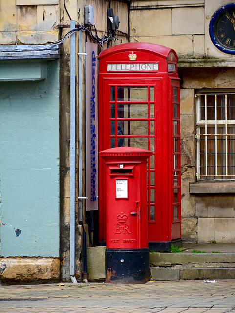 England 2016 – Stamford – Old-school communication huddled together