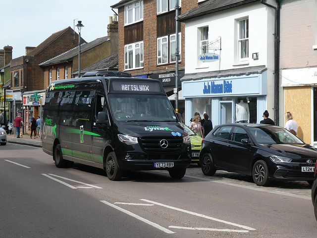 Unō (Universitybus) YE73 RBV (HertsLynx contractor) in Berkhamsted - 13 Apr 2024 (P1170809)