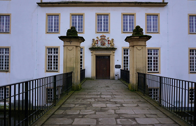 Brücke über den Wassergraben und Portal