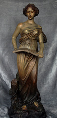 Ancienne statue en terre cuite polychrome .