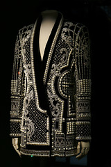 Au musée des Arts décoratifs , veste prêt-à-porter , velours bordé de perles , Maison Balmain