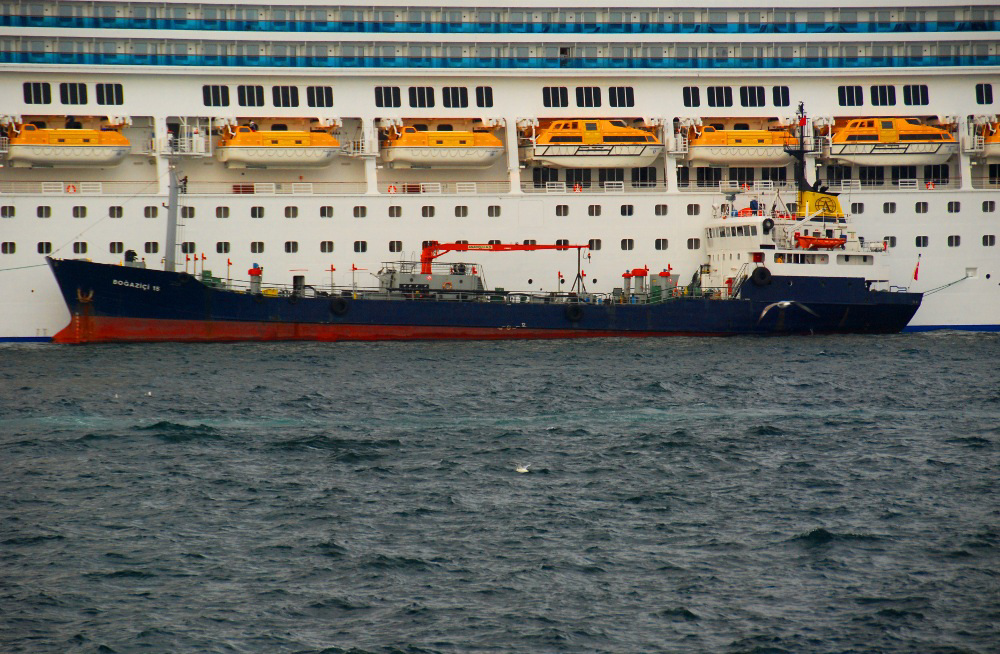 Große Schiffe und kleine Boote