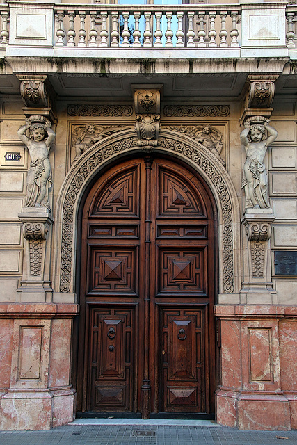 L'entrée de l'immeuble résidentiel Maria Robert , construit en 1888-90