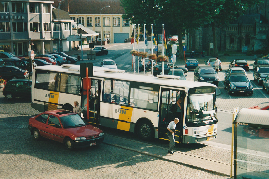 De Lijn contractor - Gruson Autobus 550137 (RNY 755) in Poperinge - 23 Aug 2003