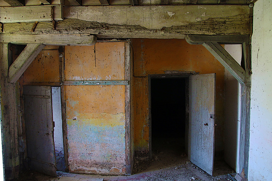 Corps de ferme abandonné , côté habitation .