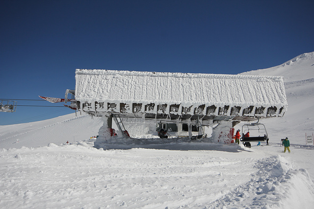 Verschneite Liftstation