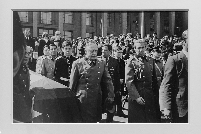"Le général Augusto Pinochet portant le cercueil du gouverneur de la province de Santiago, assassiné par les membres du groupe MIR, Santiago, Chili" (M.-L. de Decker - 31 août 1983)