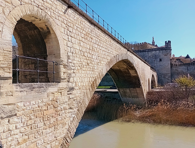 Sur le pont d'Avignon...Pont Saint-Benezet.