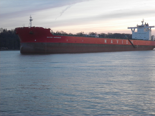 Navios Happiness auf der morgendlichen Elbe