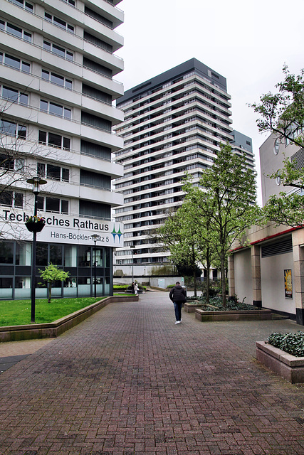 Hans-Böckler-Platz zwischen den Iduna-Hochhäusern (Mülheim an der Ruhr) / 30.03.2024