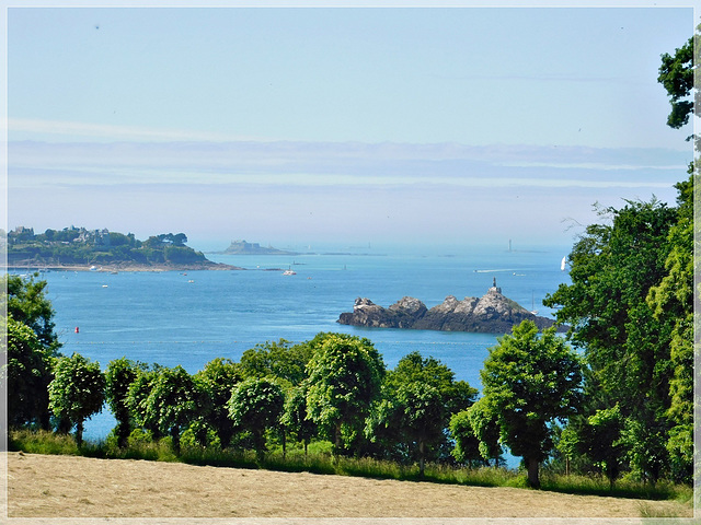 Vue depuis le parc de la Briantais (35)