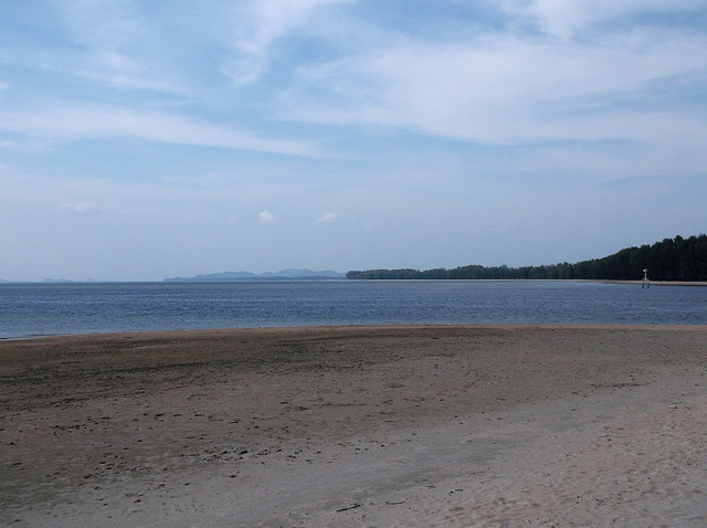 Plage déserte à saveur insulaire...