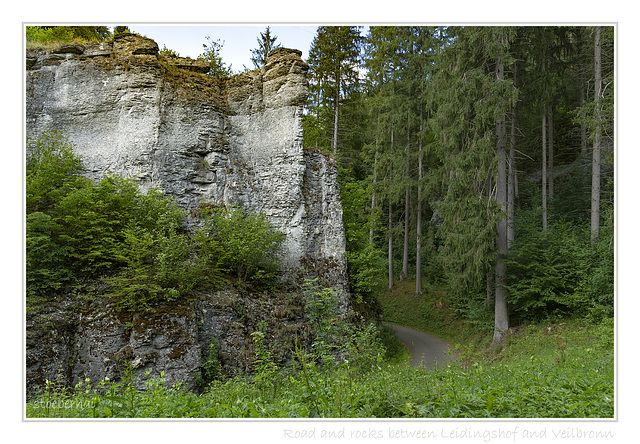 Road and rocks between Leidingshof and Veilbronn