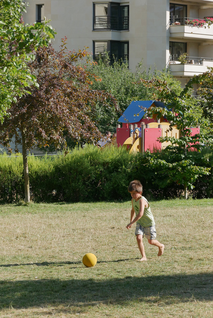 Dans les quartiers riches ou dans les quartiers pauvres, tous les petits garçons tapent dans un ballon