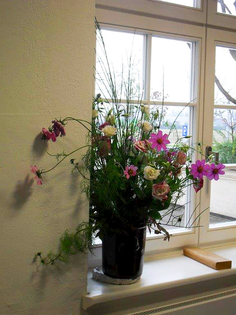 Der Blumenstrauß am Fenster