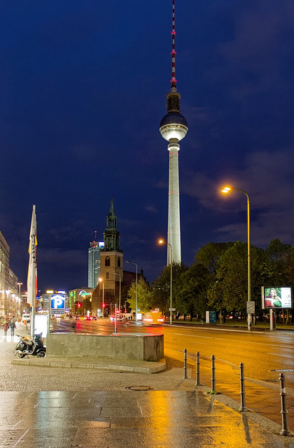 Fernsehturm bei Regen im Licht