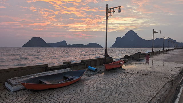 Rising street  lamps and rowboats / Lever de lampadaires et chaloupes