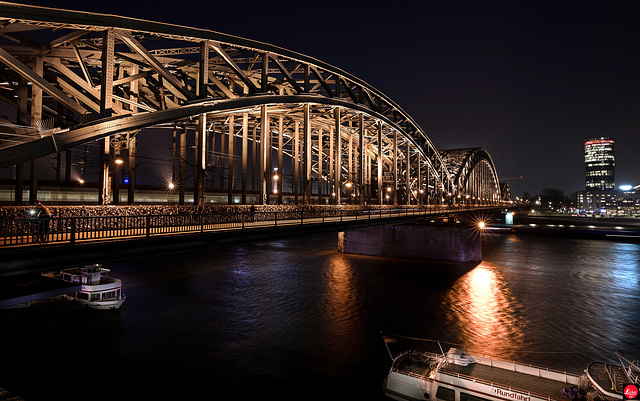 Hohenzollernbrücke, rechts der Kölntriangle