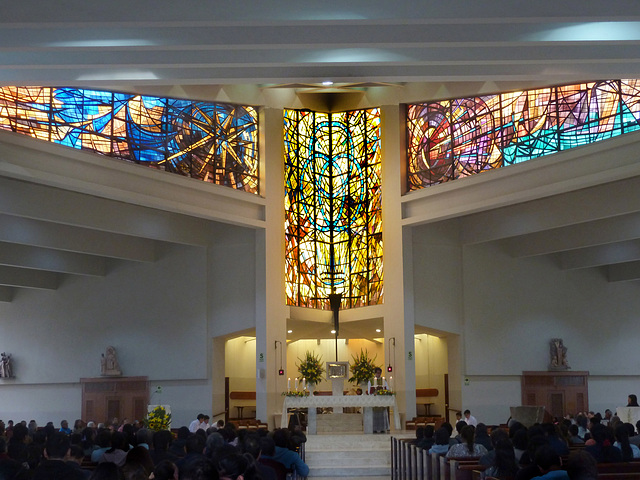 The altar and the stained glass windows of the Parroquia Santuario Nuestra Señora de Guadalupe