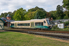 Regioshuttle RS1 der PRESS fährt in den Bahnhof Putbus ein