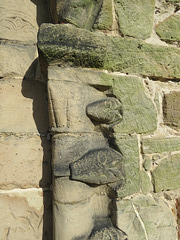 kedleston church derbs ; c12 beakhead on south doorway