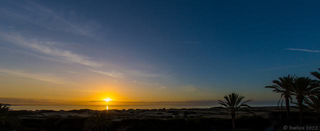 Sonnenaufgang vom 14.09.2022 bei den Dünen von Playa del Inglés ... pls. press "z" for view on black background (© Buelipix)