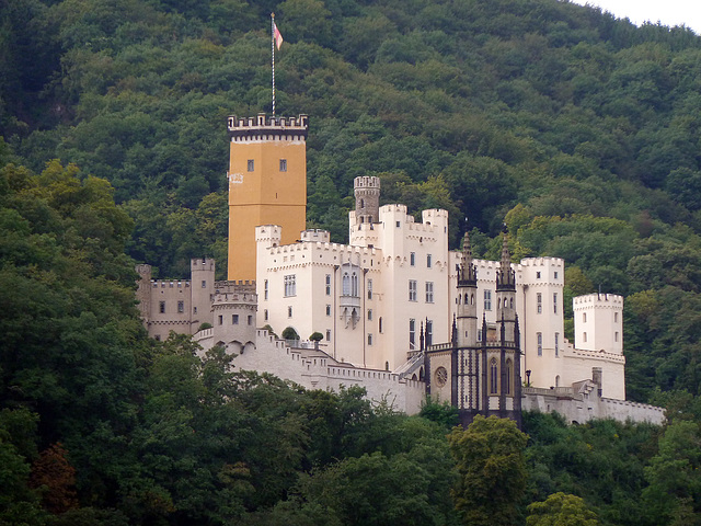 Schloss Stolzenfels am Rhein in voller Pracht