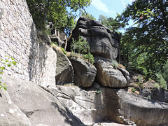 Sandsteinfelsen im Hofbereich