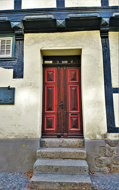 Kleine Doppeltür mit Treppe