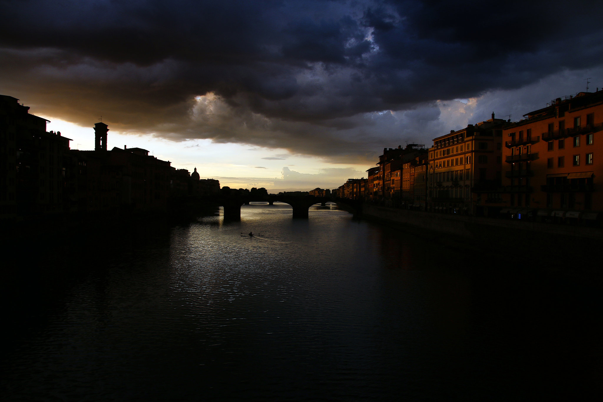 Après avoir visité Florence et ses nombreux chefs d'oeuvres de l'art et de l'architecture , nous voici de retour en France .