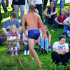 Leidens Ontzet 2014 – Fierljeppen – Climbing out of the water