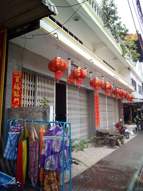 Linge et lampes chinoises / Chinese lamps and sidewalk clothes