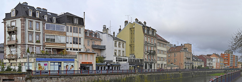 BELFORT: Le quai Charles Vallet.