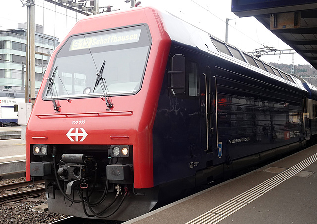 Die S12 bereit zur Abfahrt nach Schaffhausen im Bahnhof Baden